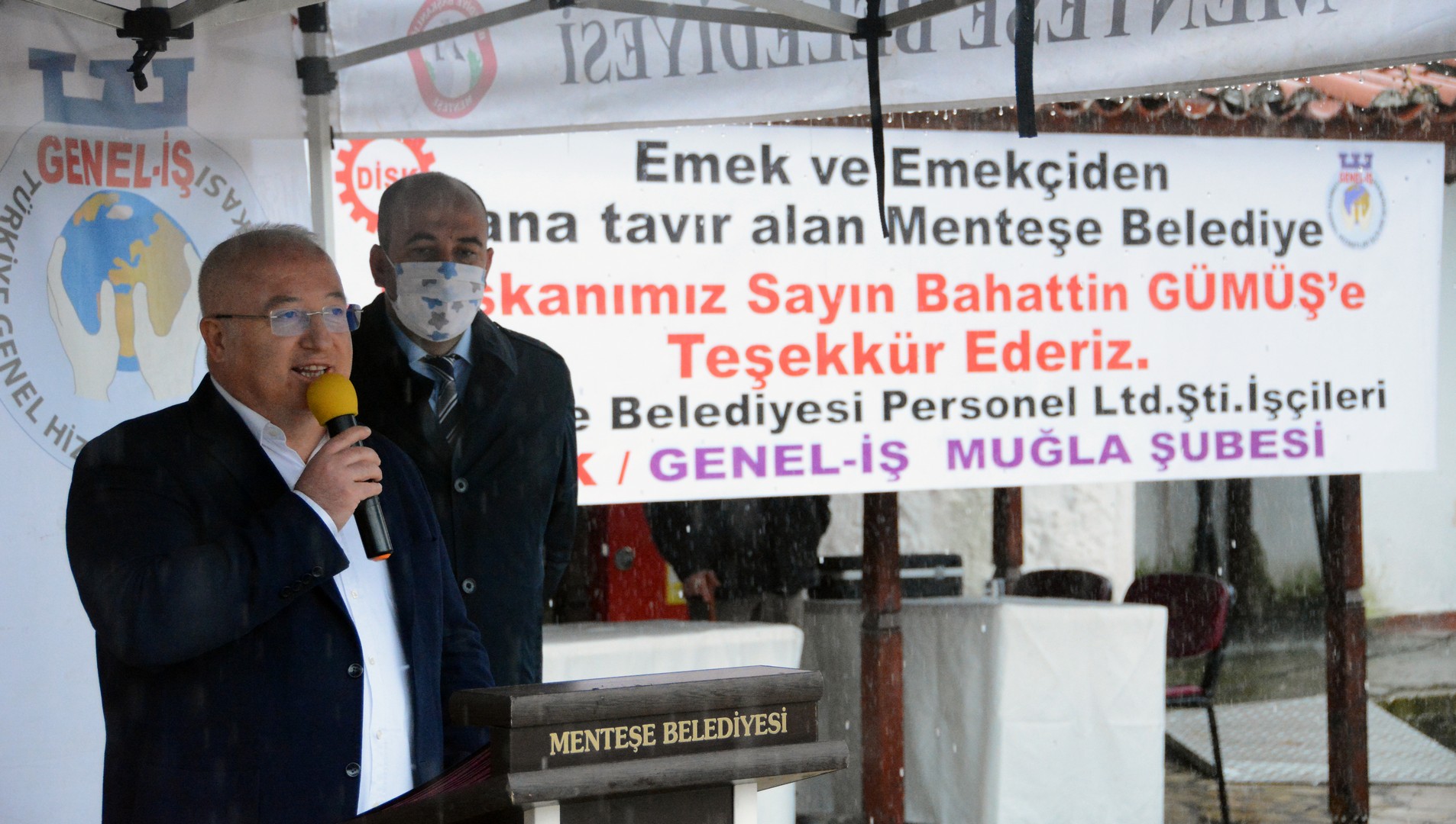 Belediye personeli toplu iş sözleşmesini zeybek oynayarak kutladı