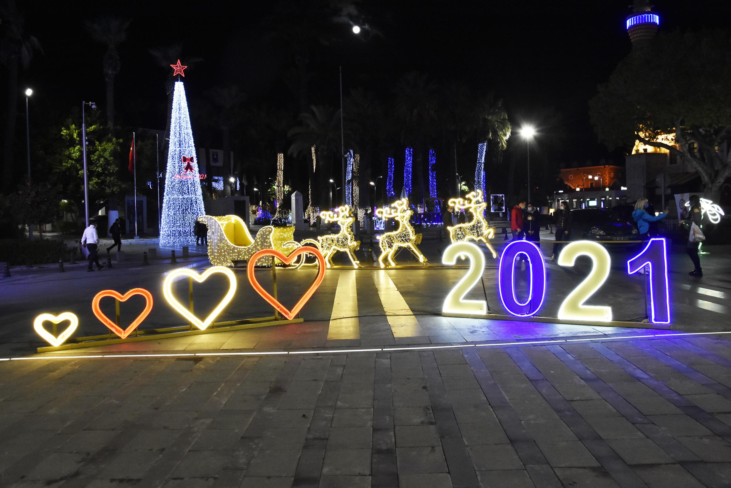 Yılbaşı süslemeleri turistlerden ilgi görüyor