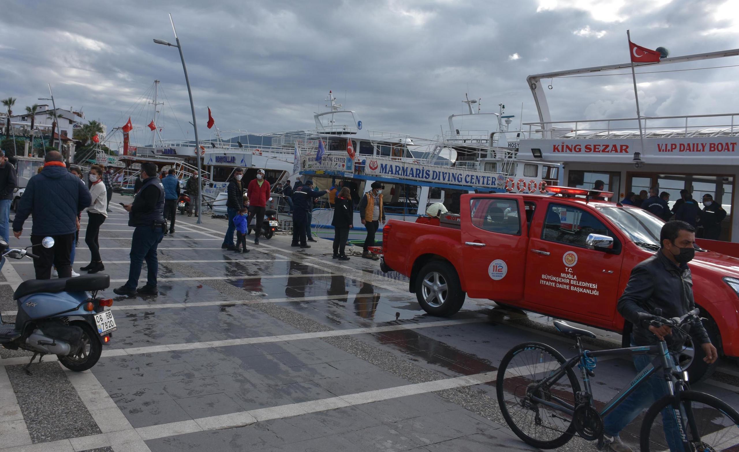 Gezi teknesinde fritözün kısa devre yapmasıyla yangın çıktı