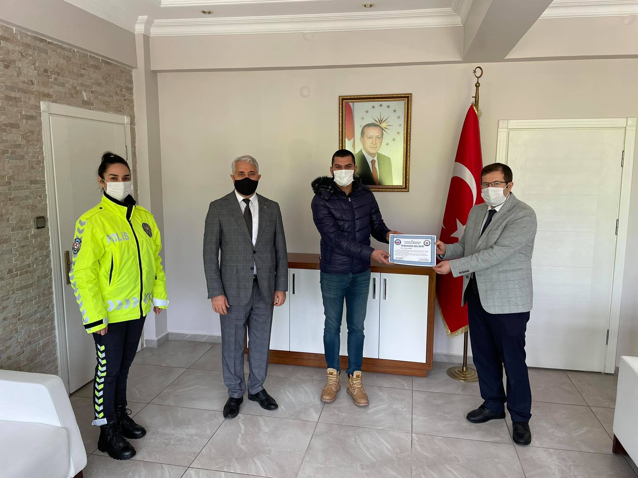 Başarılı polislerin aileleri ödüllendirildi