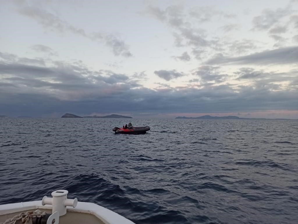 Yakıtı bittiği için sürüklenen lastik bottaki düzensiz göçmen kurtarıldı