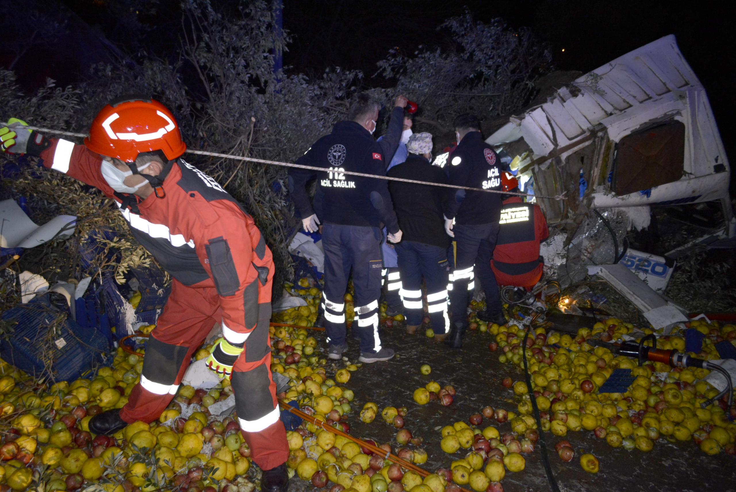  Meyve yüklü kamyon devrildi 1 kişi öldü