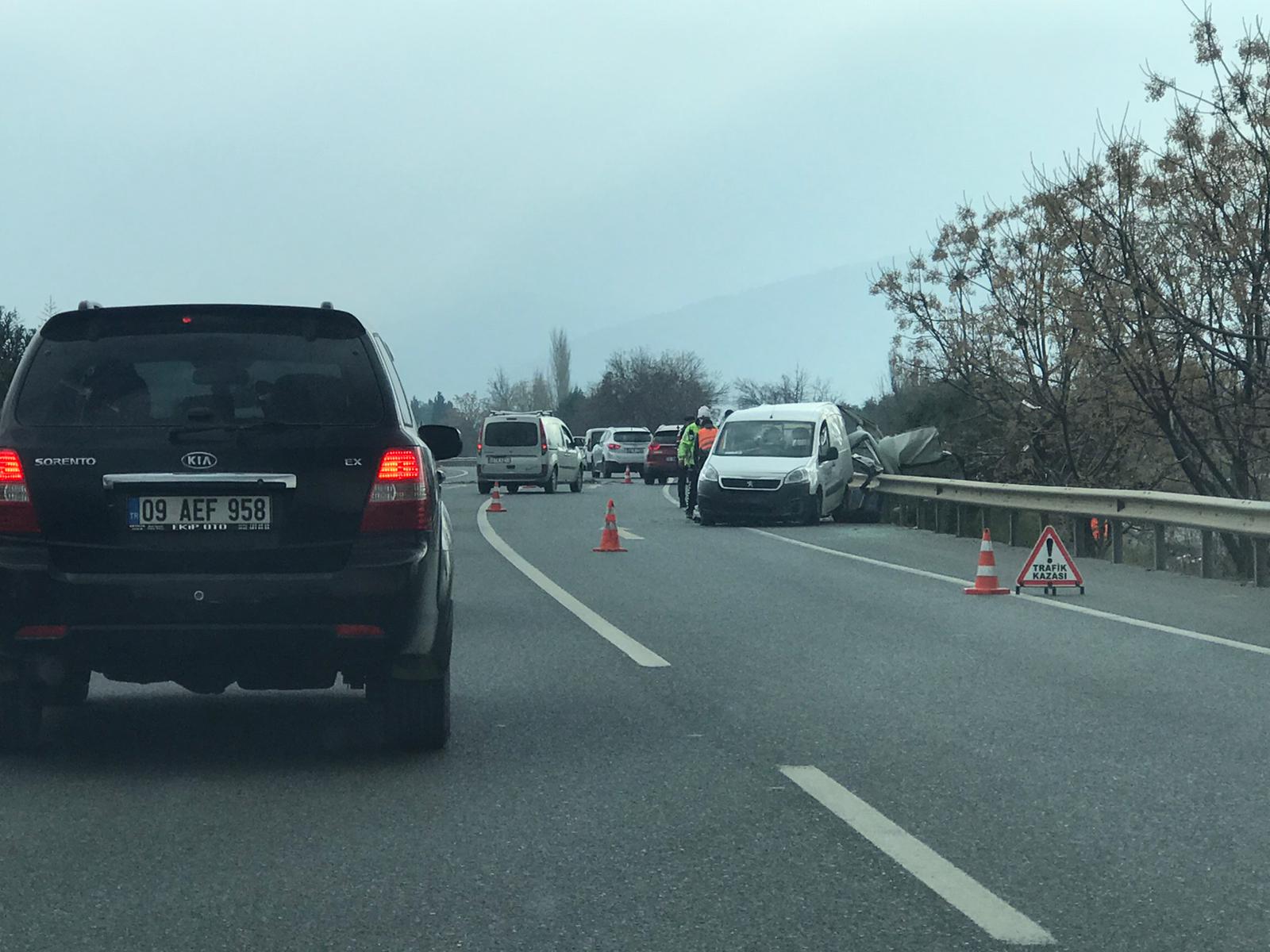 Muğla'da iki otomobilin çarpıştığı kazada 3 kişi yaralandı