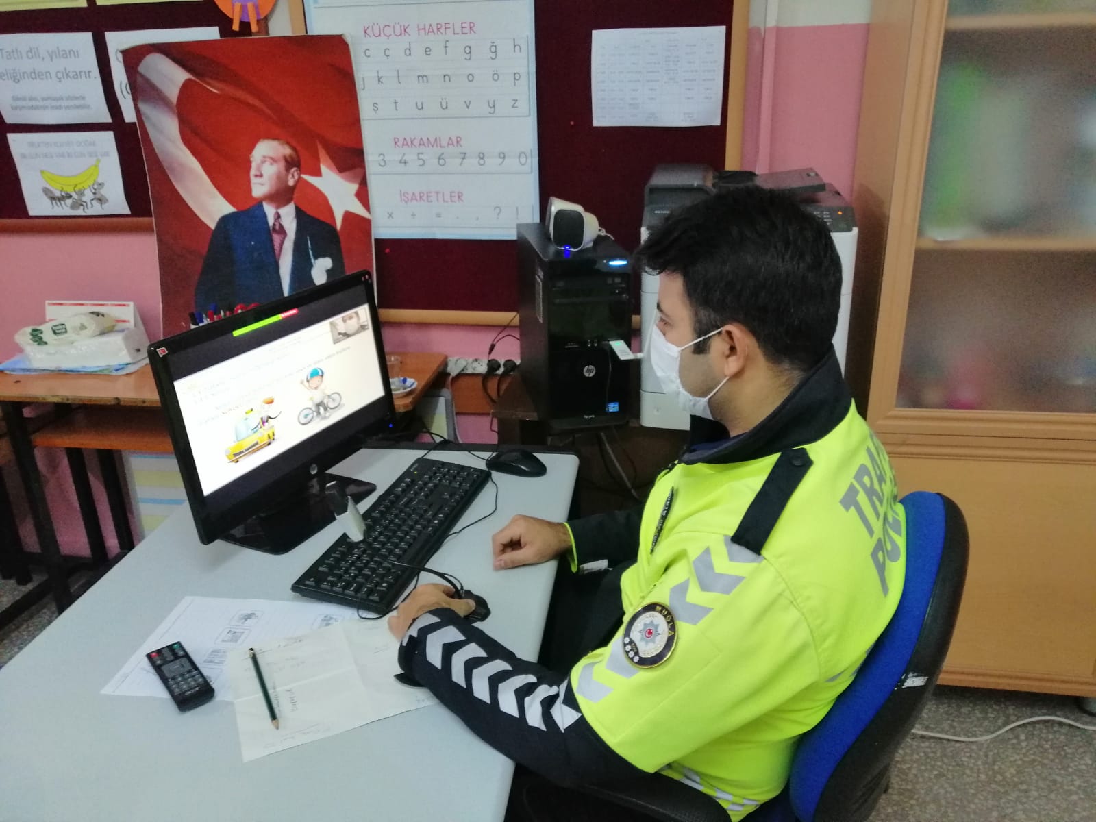 Ortaca'da polisten öğrencilere çevrim içi trafik eğitimi   