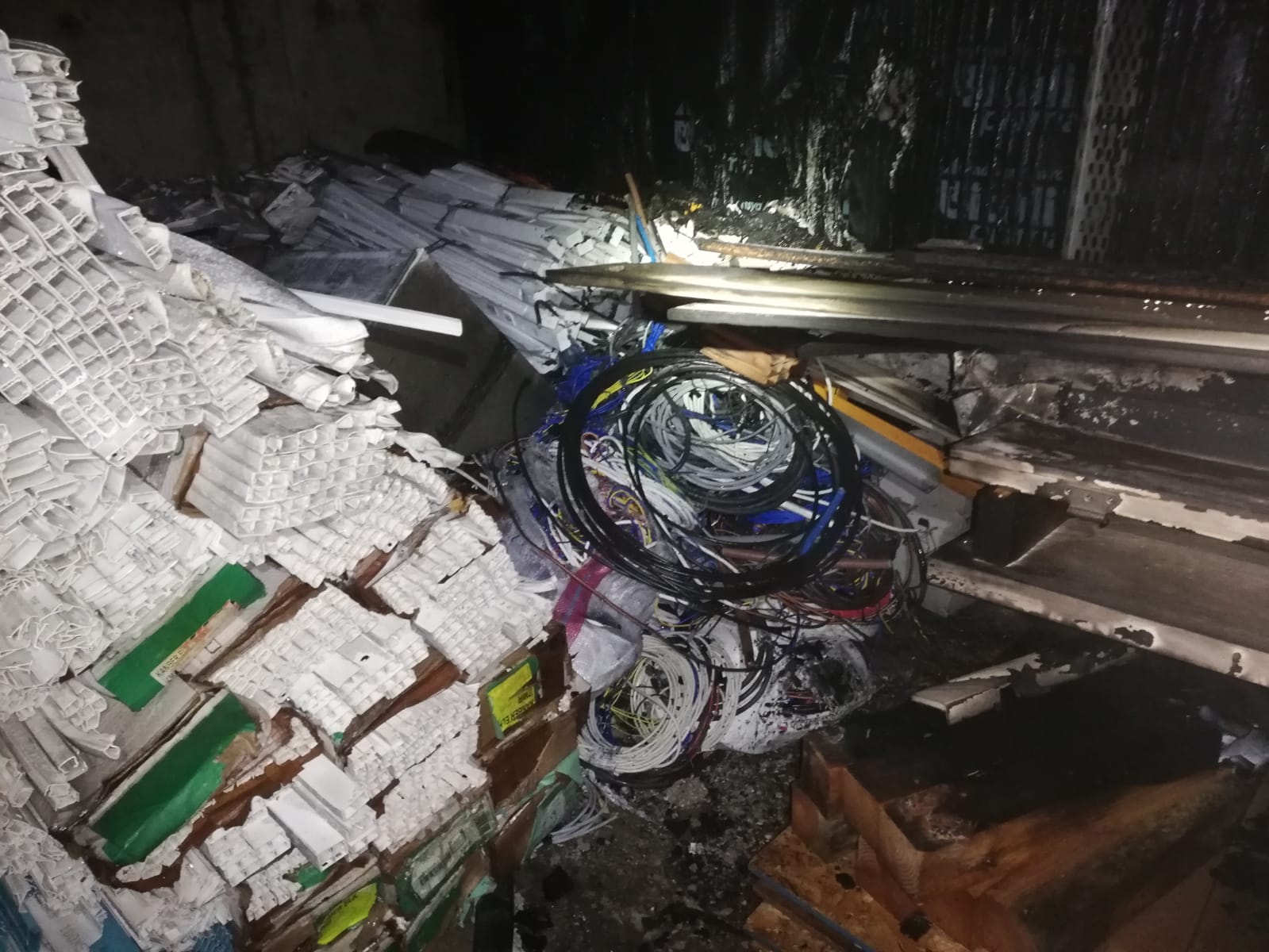 İş yerinin deposunda çıkan yangın söndürüldü