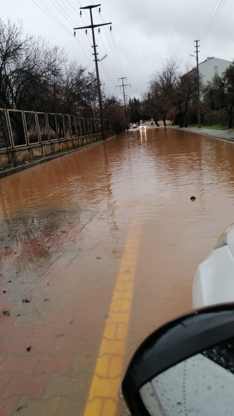 MENTEŞE SULAR ALTINDA KALDI