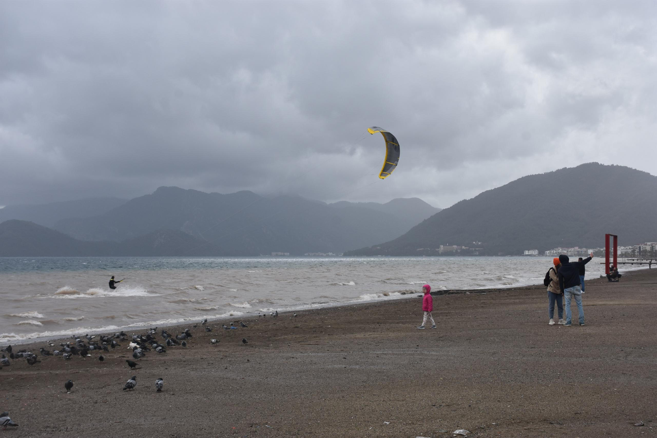 Adrenalin tutkunlarının  sörf keyfi Marmaris'te