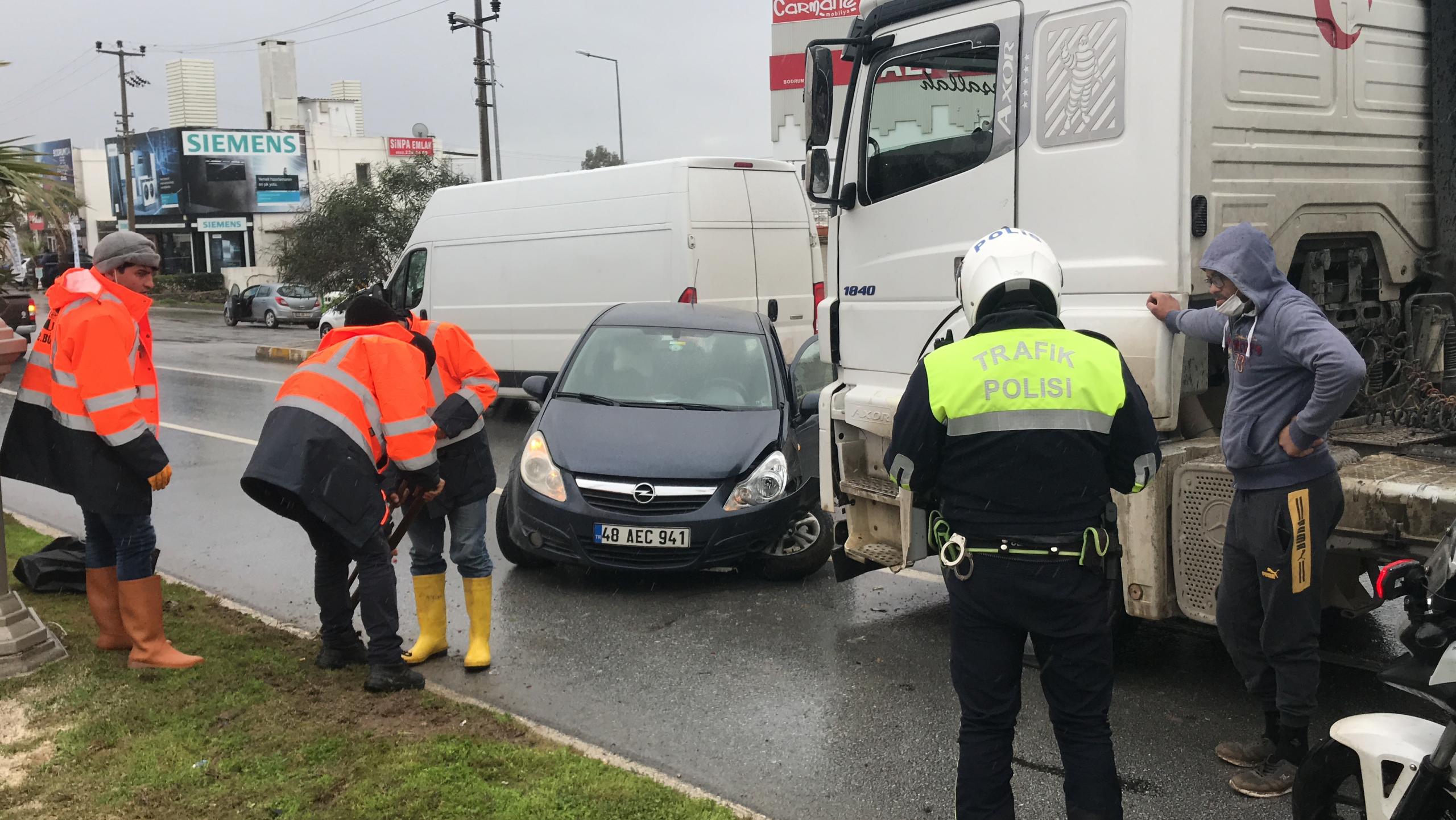 Muğla'da yaralamalı kaza güvenlik kamerasına yansıdı