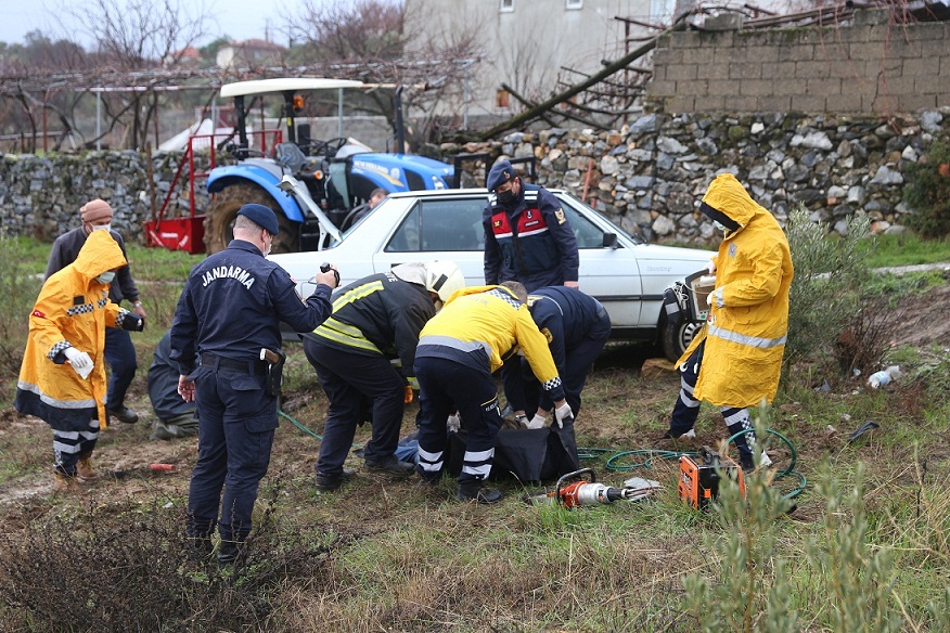 KENDİ ARACININ ALTINDA KALARAK ÖLDÜ