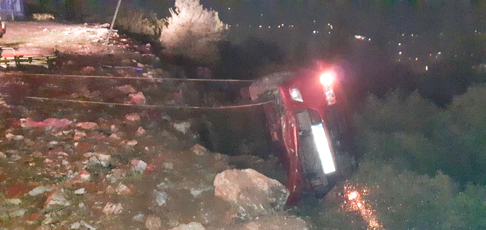 Devrilen otomobildeki 4 kişi yaralandı