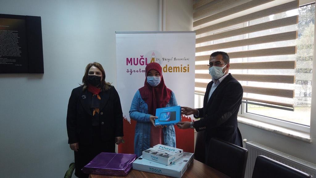 Kitap kurdu Arzu ödüllendirildi