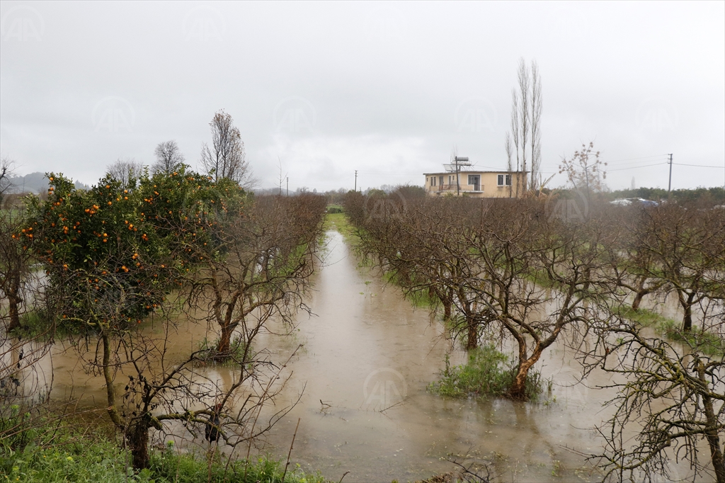 TARIM ARAZİLERİ SULAR ALTINDA KALDI