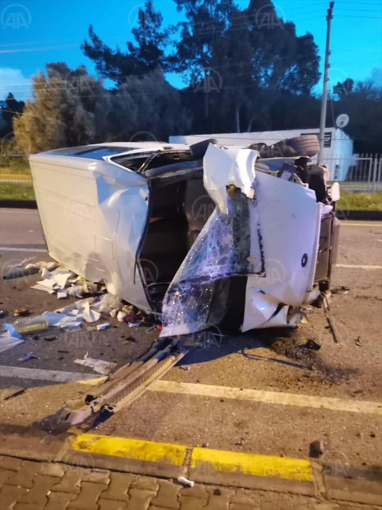 Devrilen ticari aracın sürücüsü yaralandı.