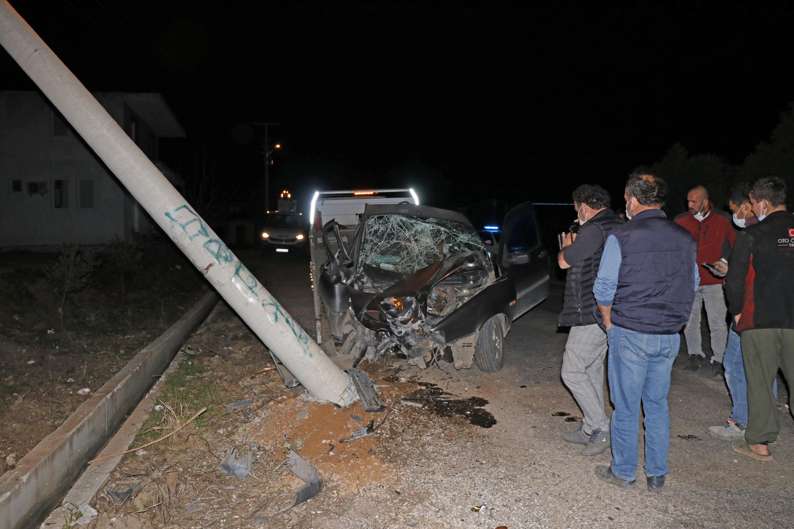 Elektrik direğine çarpan sürücü yaralandı