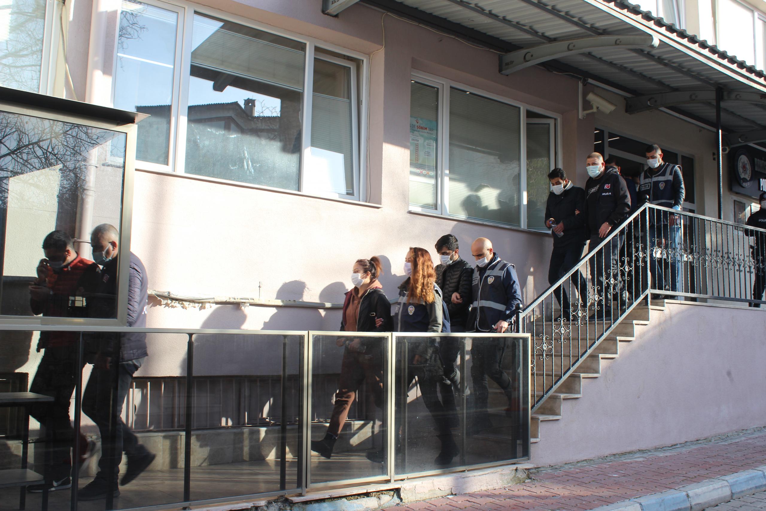 8 MİLYON VURGUN YAPAN DOLANDIRICILAR YAKALANDI