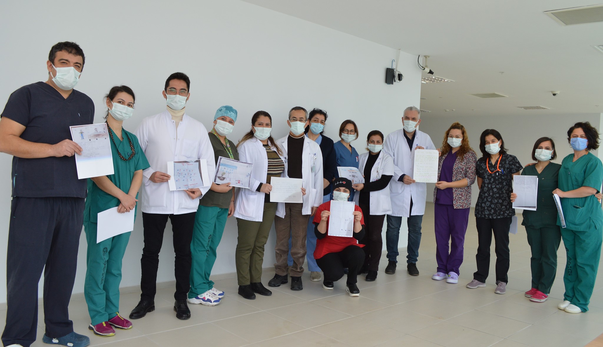 İLKOKUL ÖĞRENCİLERİNDEN SAĞLIK ÇALIŞANLARINA TEŞEKKÜR