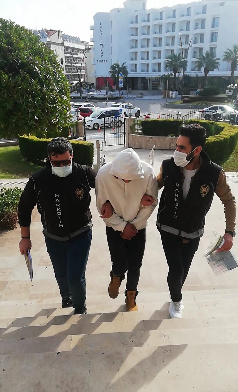 Yakalanmamak için uyuşturucu yutan kişi tutuklandı