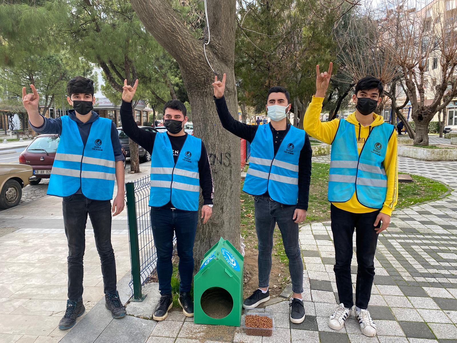 ÜLKÜCÜLERDEN SOKAK HAYVANLARINA YARDIM ELİ