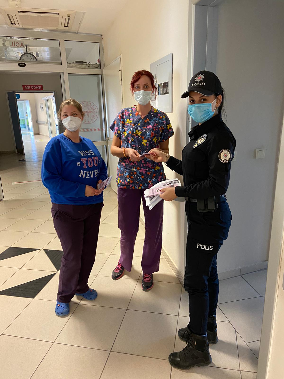 Datça polisi KADES uygulamasını broşürlerle anlattı