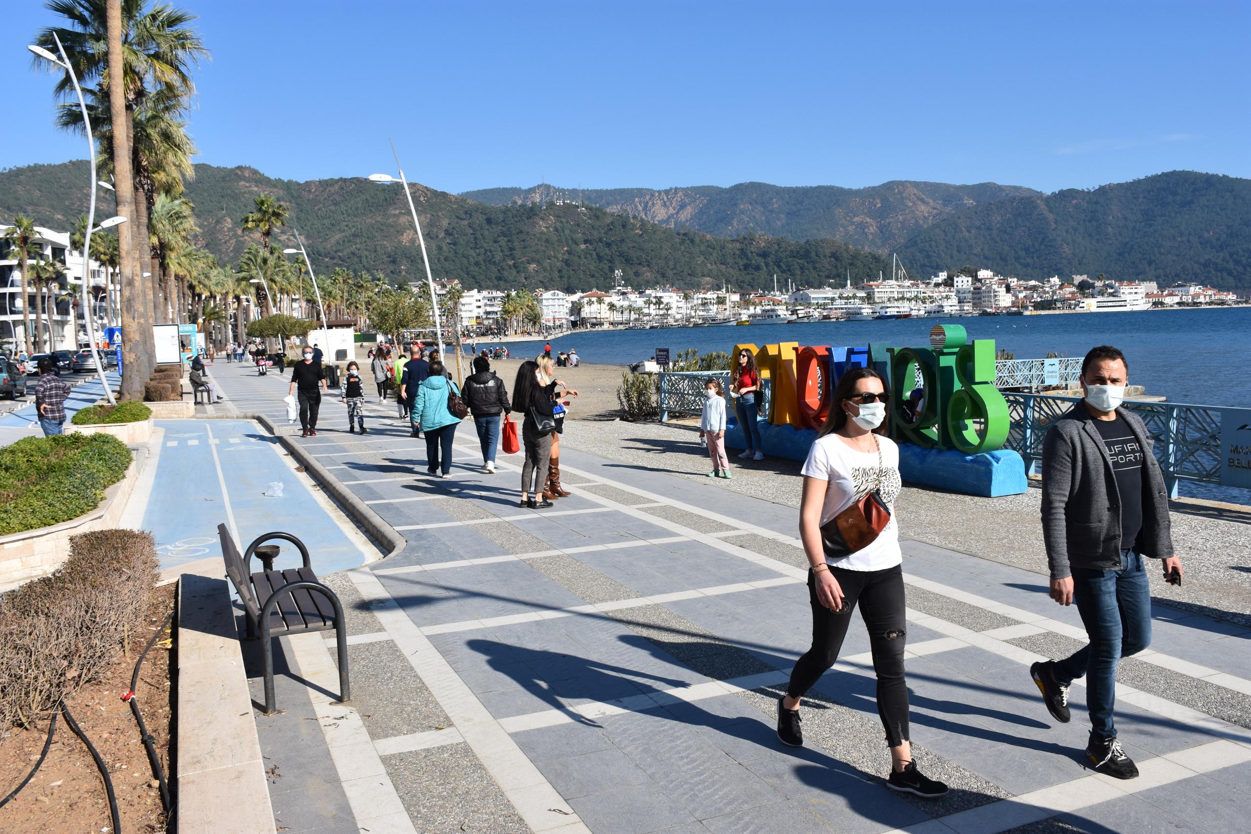Marmaris'te kısıtlama günlerinde sahiller yürüyüşe yasaklandı