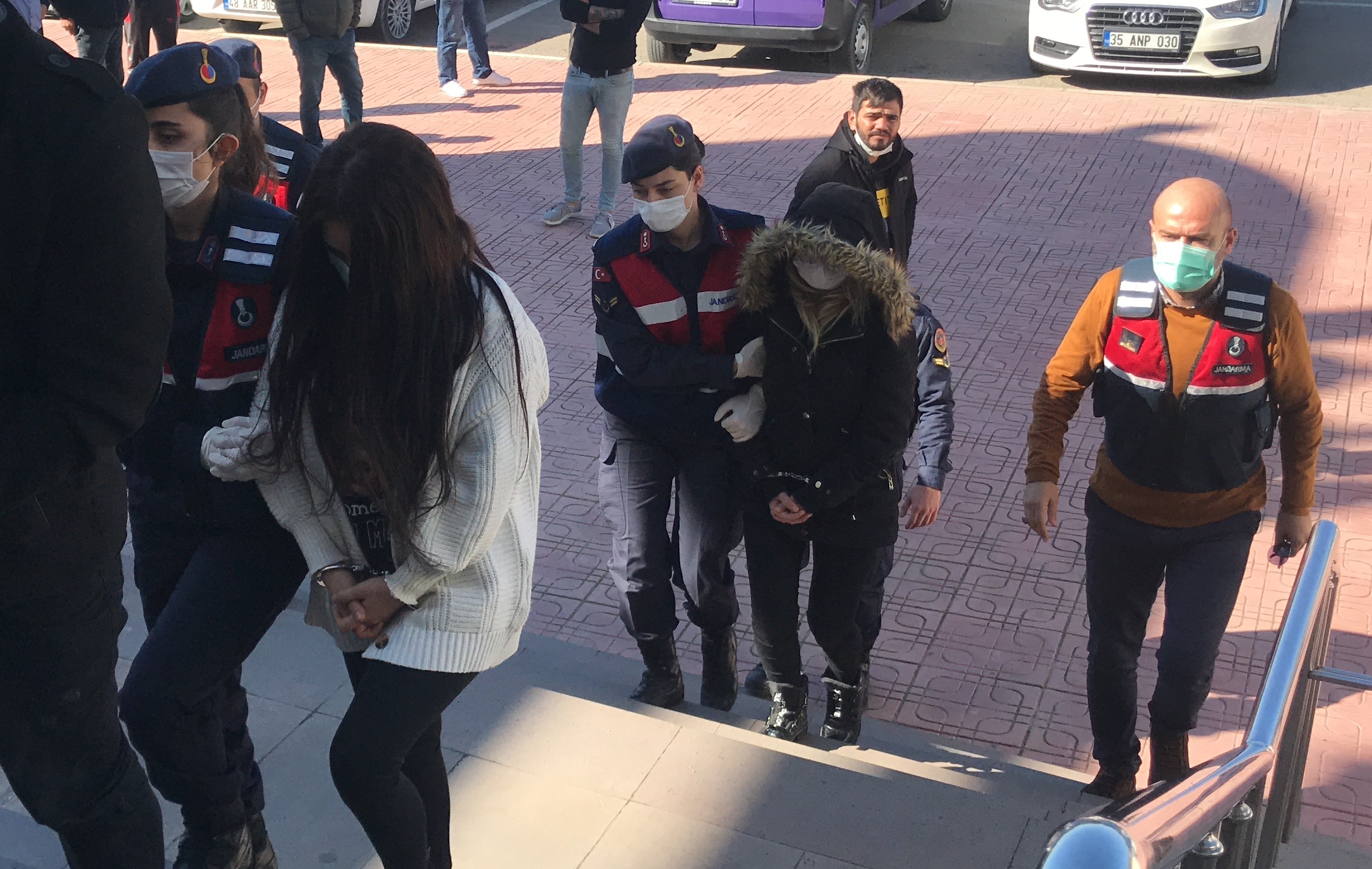 uyuşturucu operasyonunda yakalanan 12 kişi adli kontrol şartıyla serbest bırakıldı