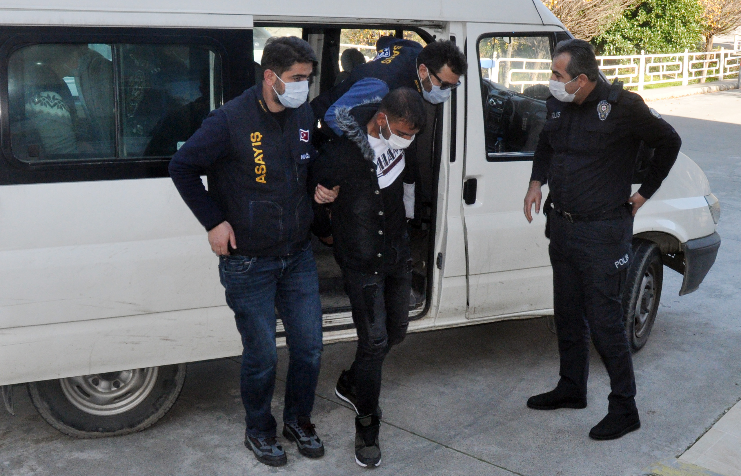 Suriyeli kadını öldürdükleri iddiasıyla gözaltına alınan zanlılar, adliyeye sevk edildi