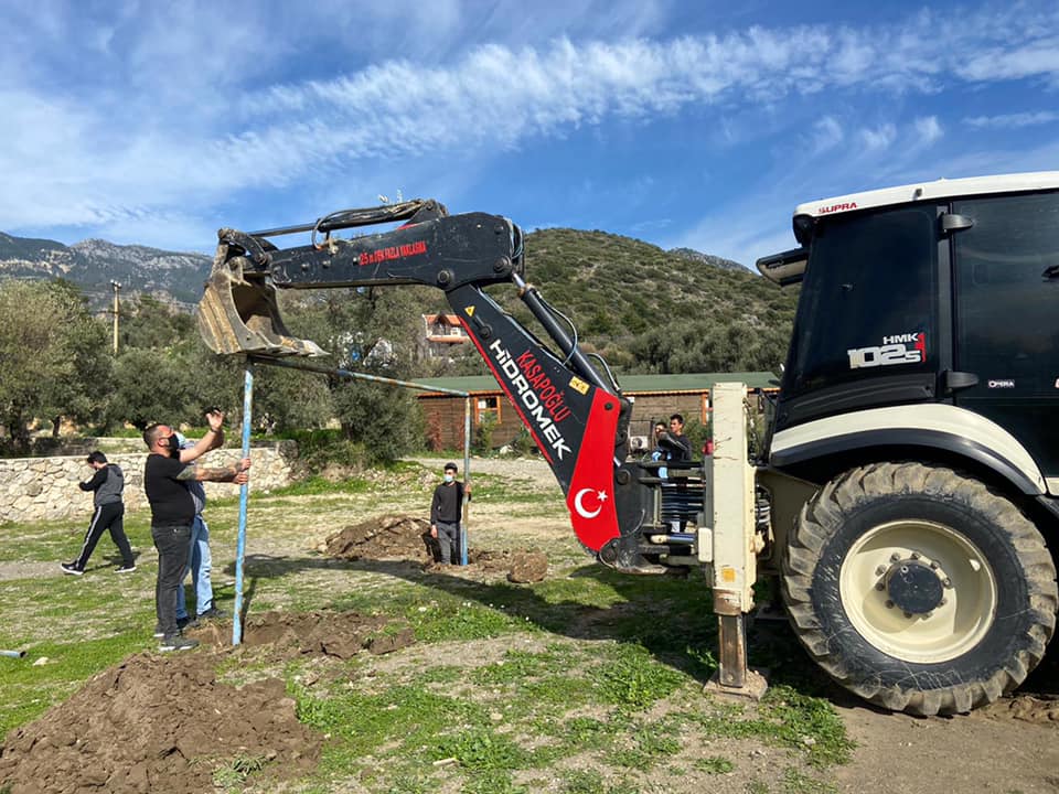 Datça'da Ülkü Ocakları üyeleri atıl durumdaki futbol sahasını yeniledi