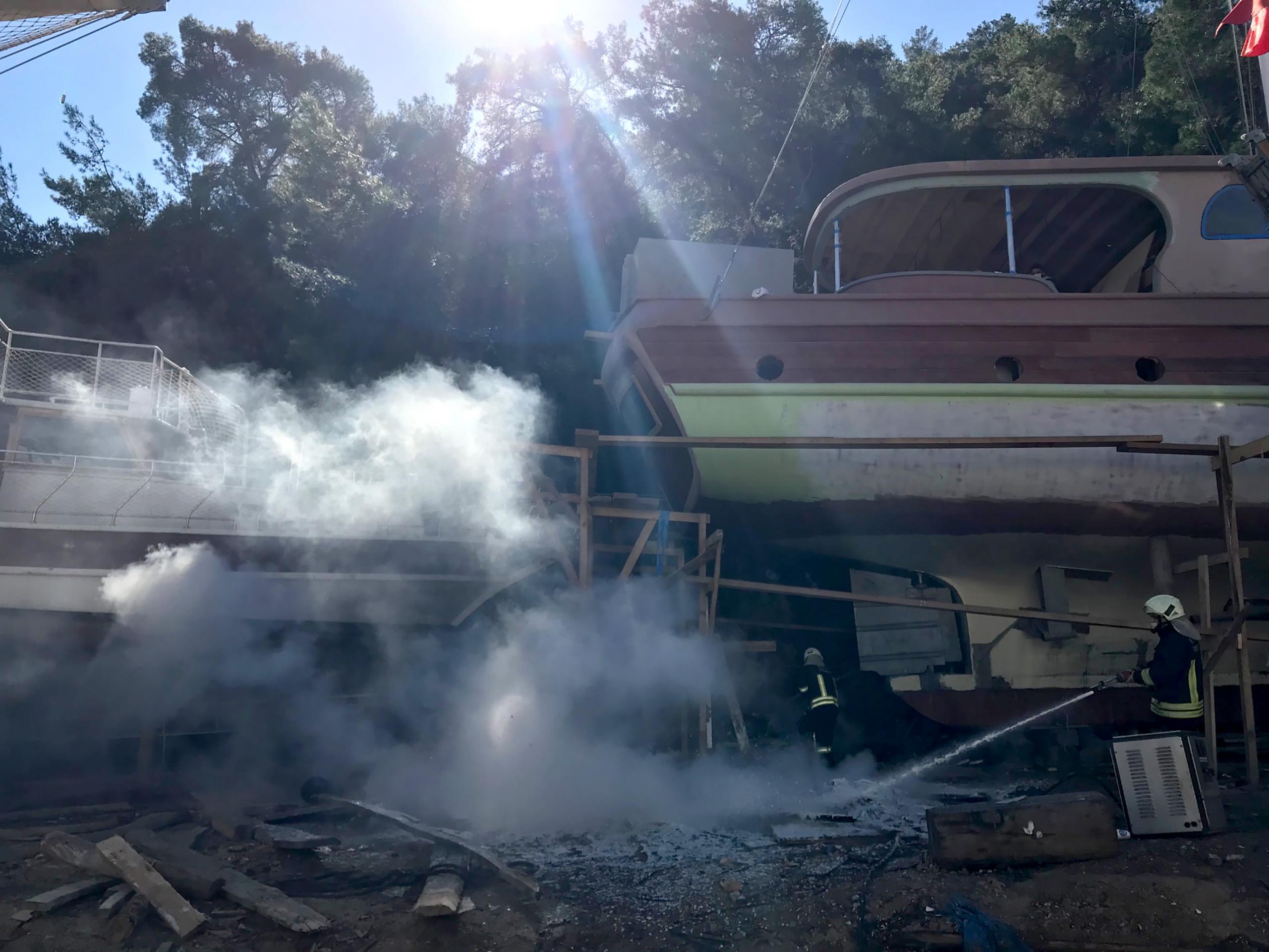 tersaneden yükselen duman itfaiyeyi alarma geçirdi