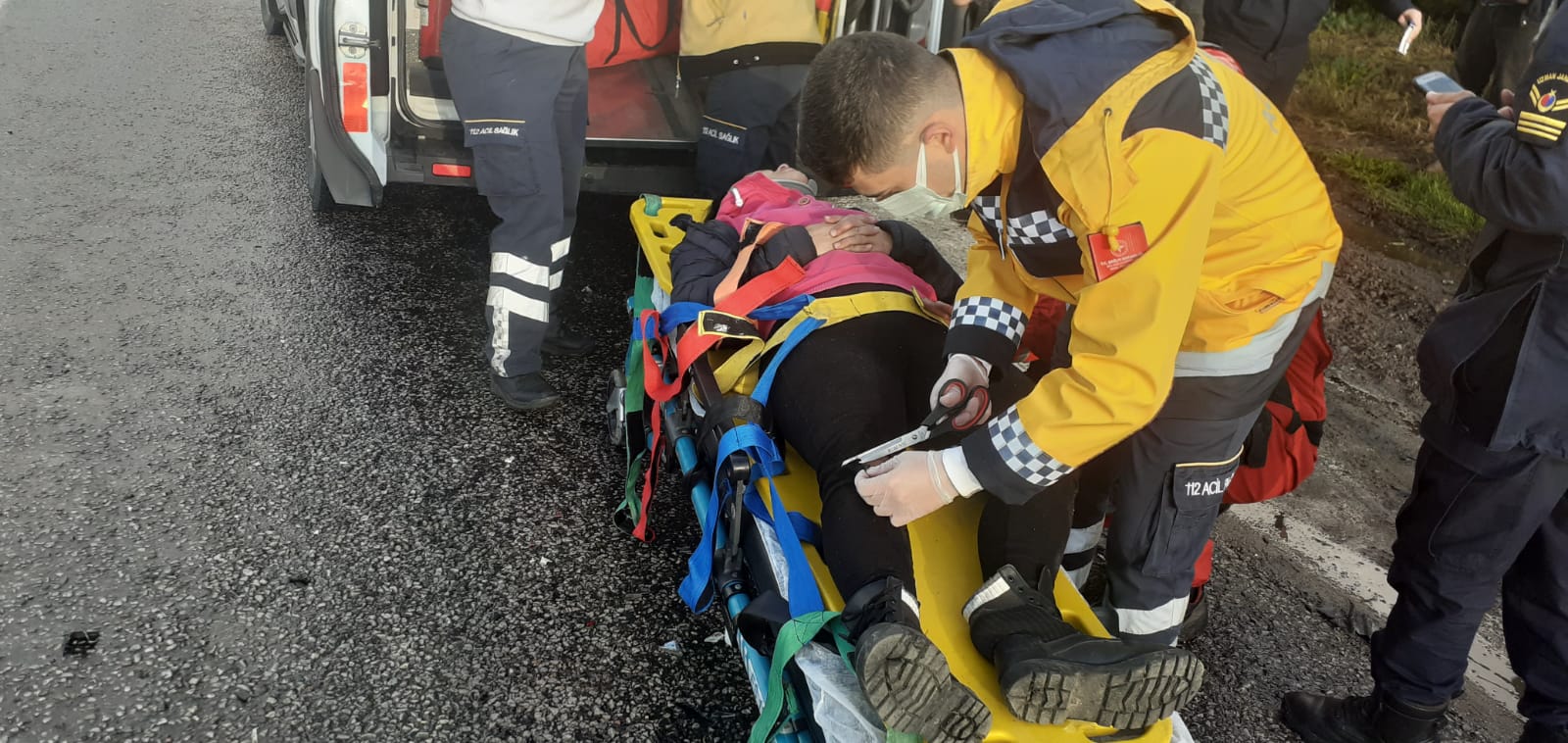 minibüsle kamyonet çarpıştı: 4 yaralı