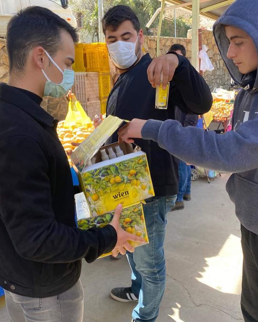 AK  Gençlik ücretsiz maske ve kolonya dağıttı