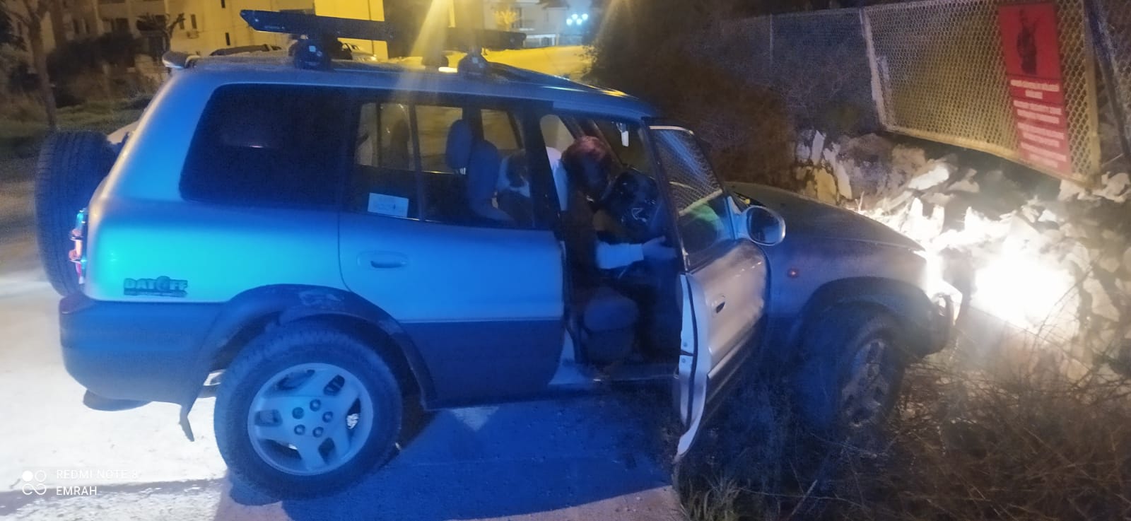 otomobiliyle duvara çarpan sürücü yaralandı