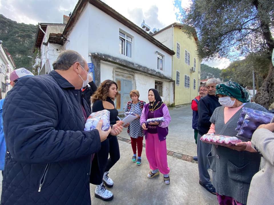 BAŞKAN DEMİR, VATANDAŞLARA YUMURTA DAĞITTI