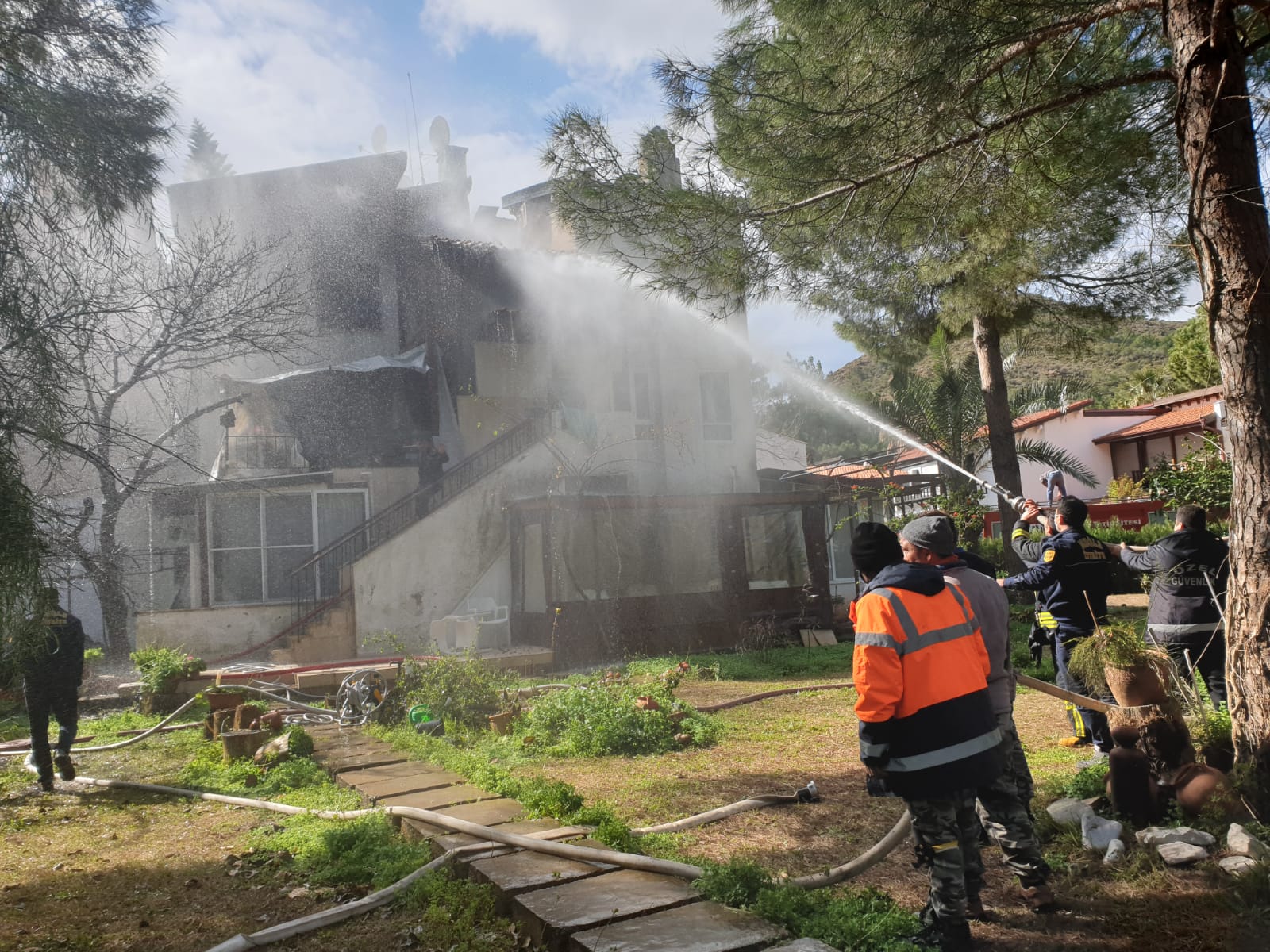 villanın çatısında yangın