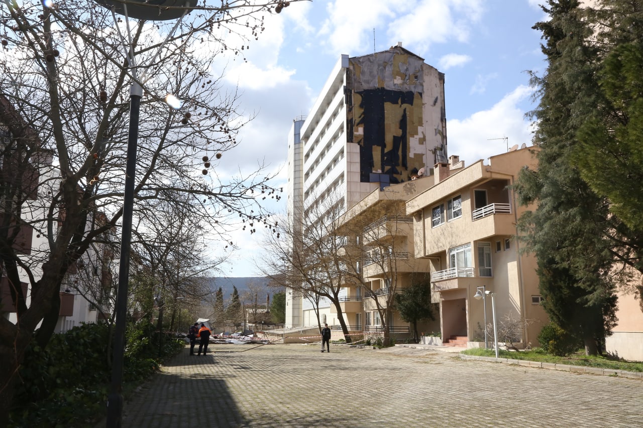 fırtına nedeniyle okulun dış cephe kaplaması uçtu