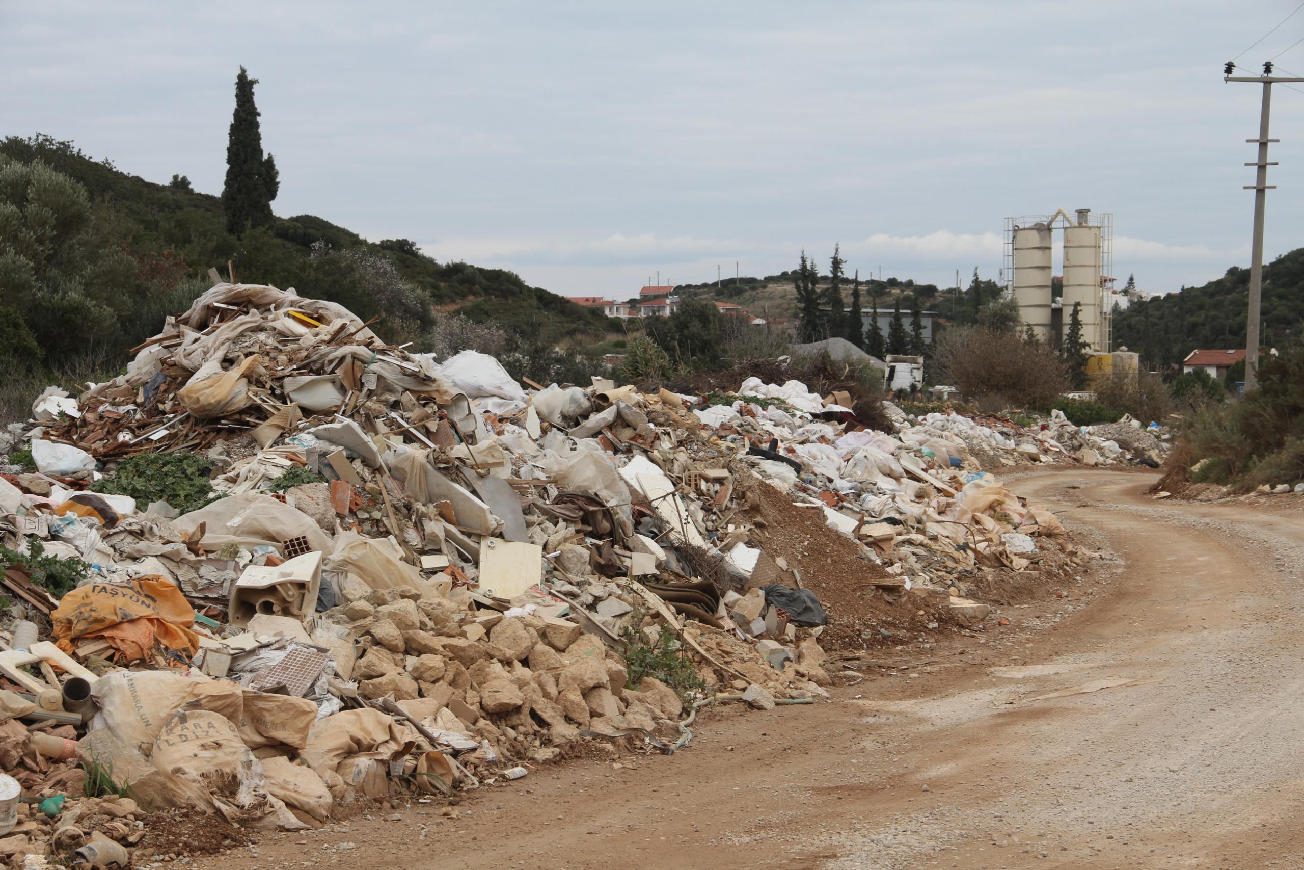 çöp ve moloz dökme alanına kavuştu