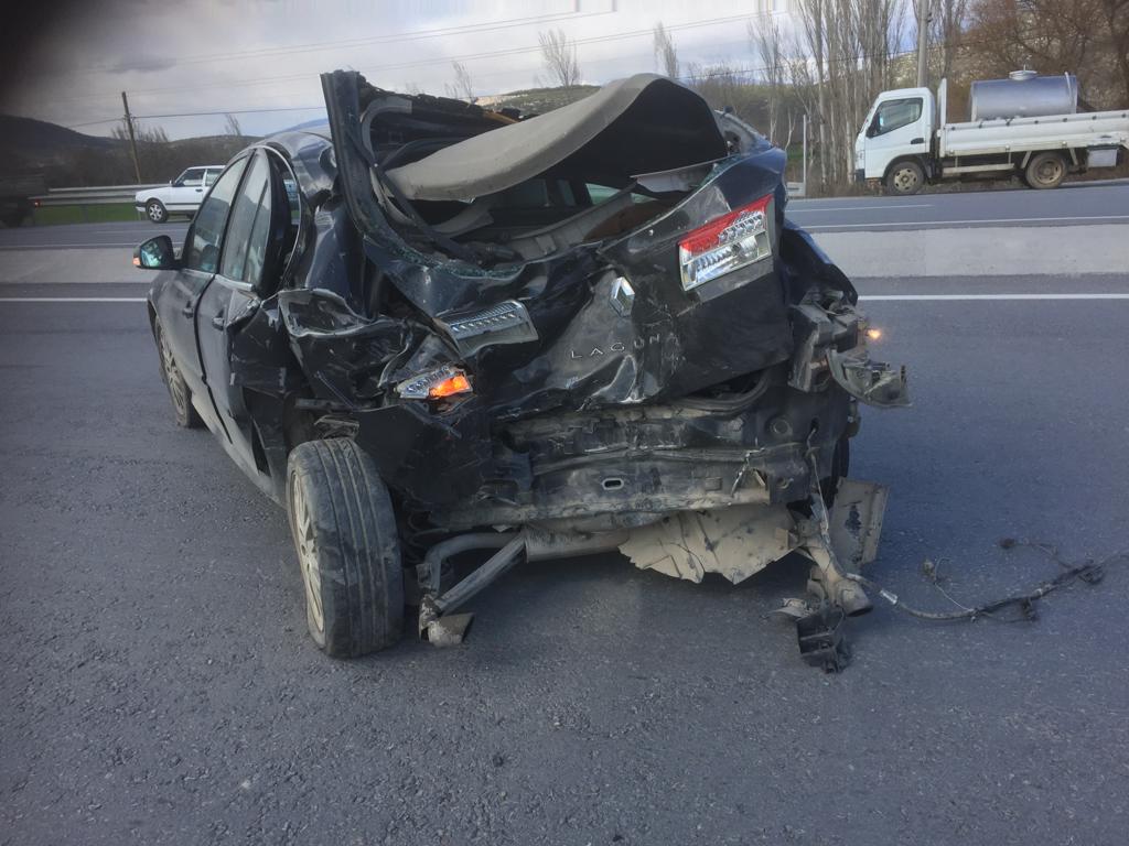 iki otomobilin çarpışması sonucu 3 kişi yaralandı