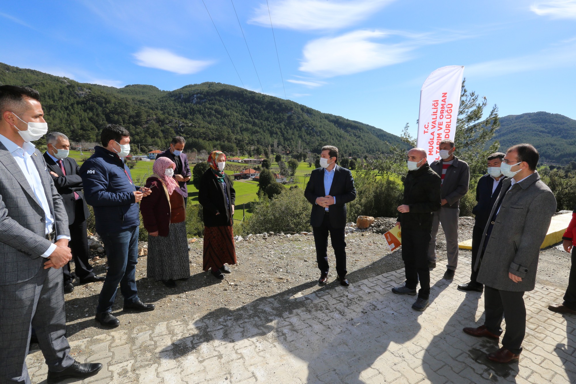 VALİ TAVLI HASTALIKTAN ARİ BÖLGEYİ ZİYARET ETTİ