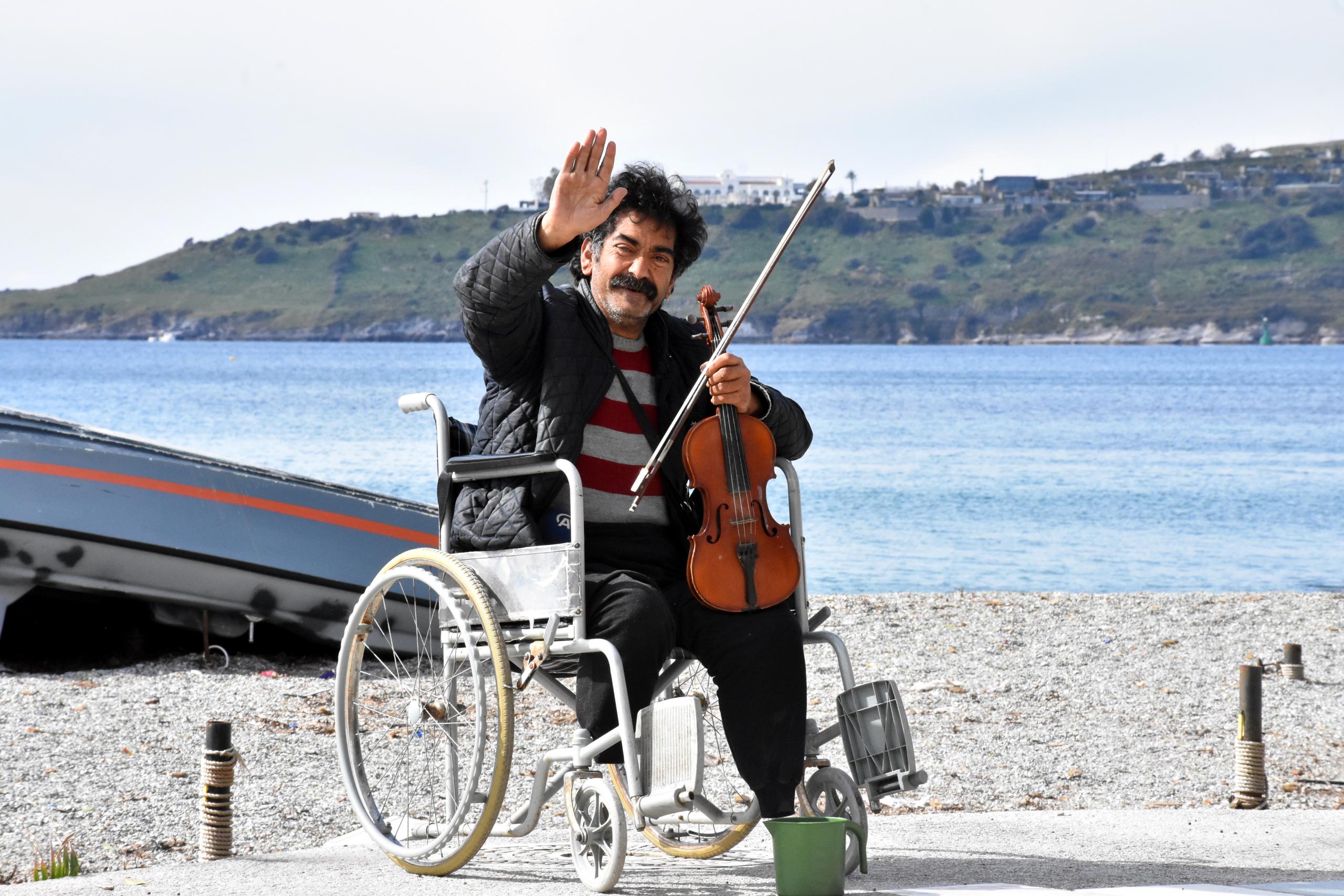 Engelli müzisyen, Bodrum sokaklarına renk katıyor