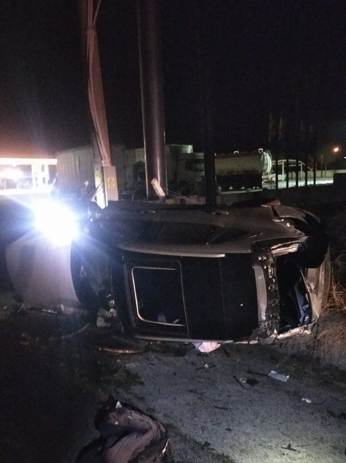 devrilen otomobildeki 2 kişi yaralandı