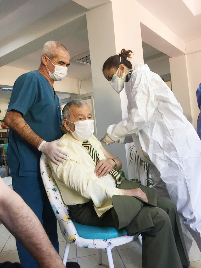 HUZUREVLERİNDE İKİNCİ DOZ AŞILAMA TAMAMLANDI