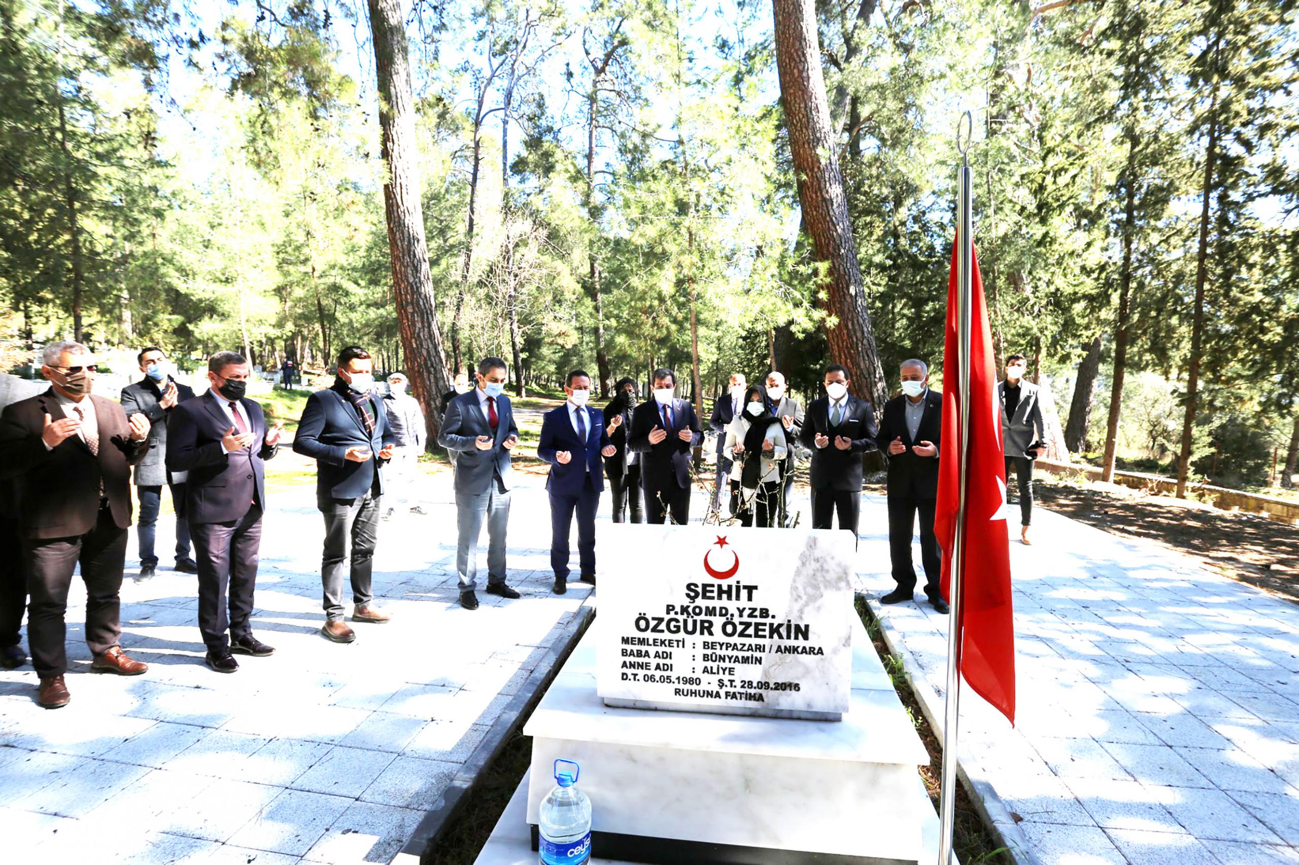 ŞEHİT ÖZEKİN KABRİ BAŞINDA DUALARLA ANILDI