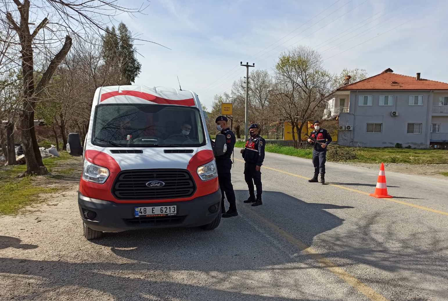 Covid-19 tedbirlerine uymayan 95 kişiye para cezası verildi