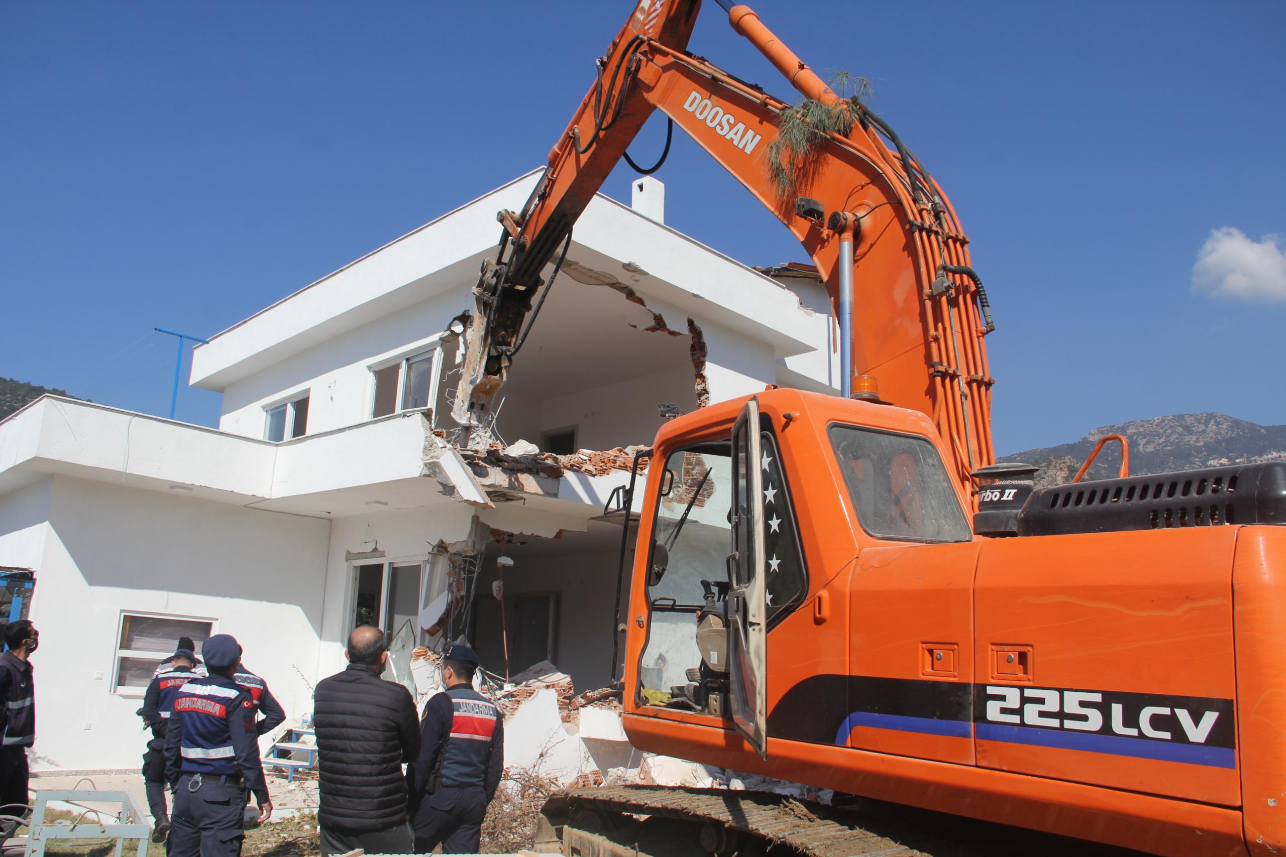 Datça'da imara aykırı binaların yıkımına devam ediliyor