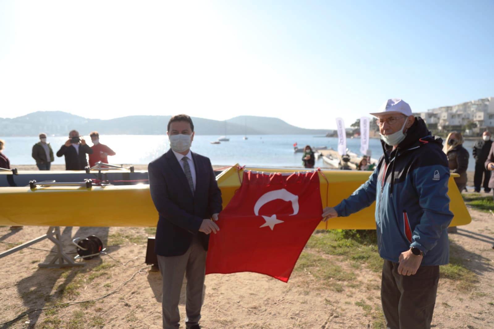 Bodrum'da kürek teknesi denize indirildi