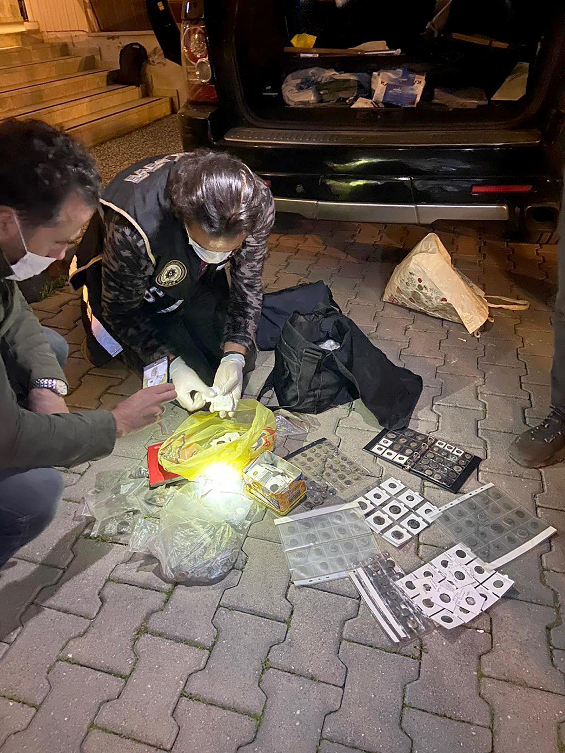 Muğla'da  çok sayıda sikke ve 63 obje ele geçirildi