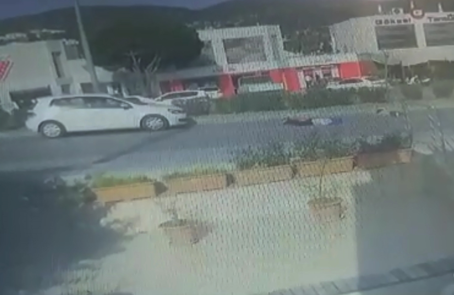 anne ve oğlunun kazada yaralandığı anlar güvenlik kamerasına yansıdı