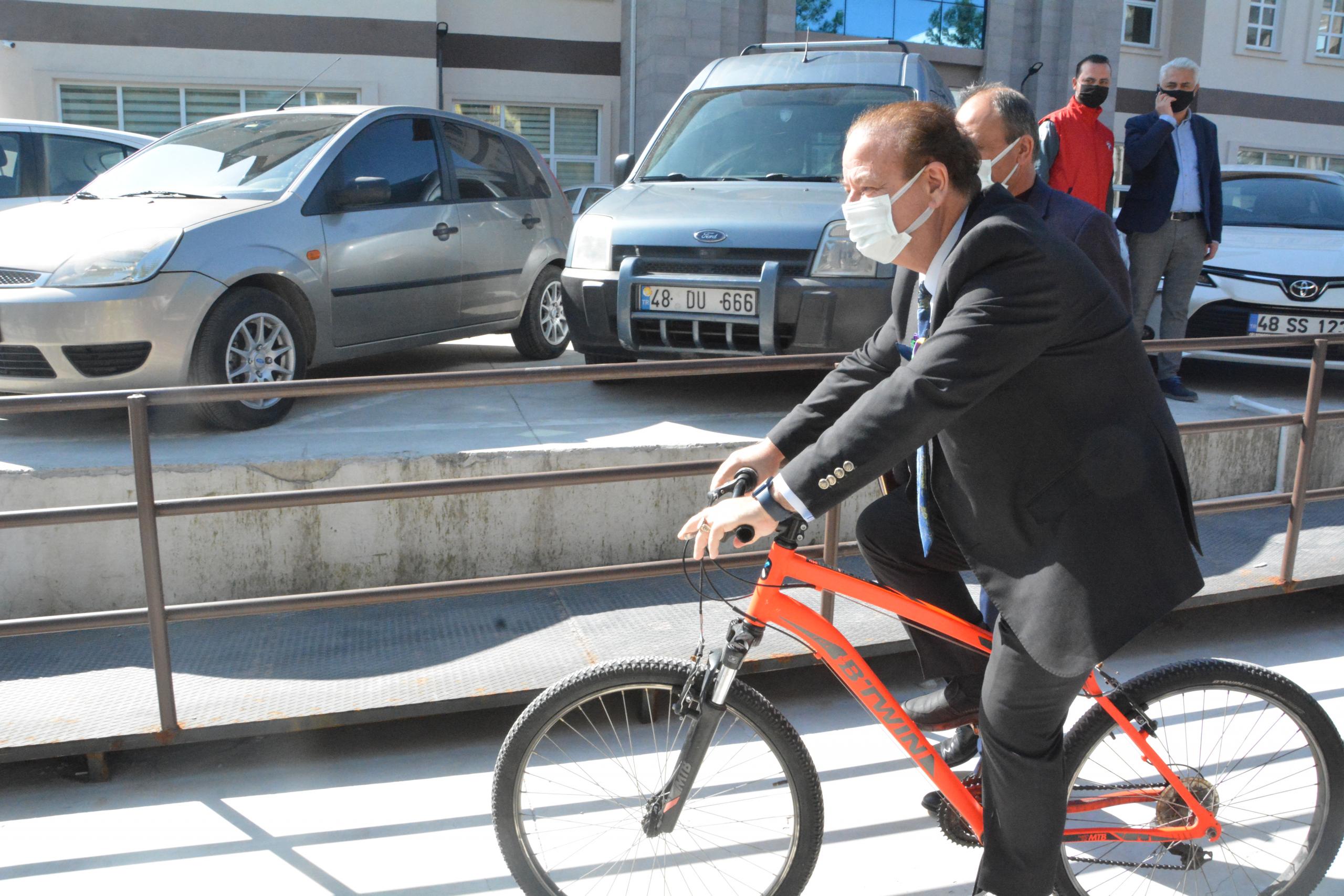 İŞE BİSİKLETLE GİDİP GELEN PERSONELE ÖDÜL