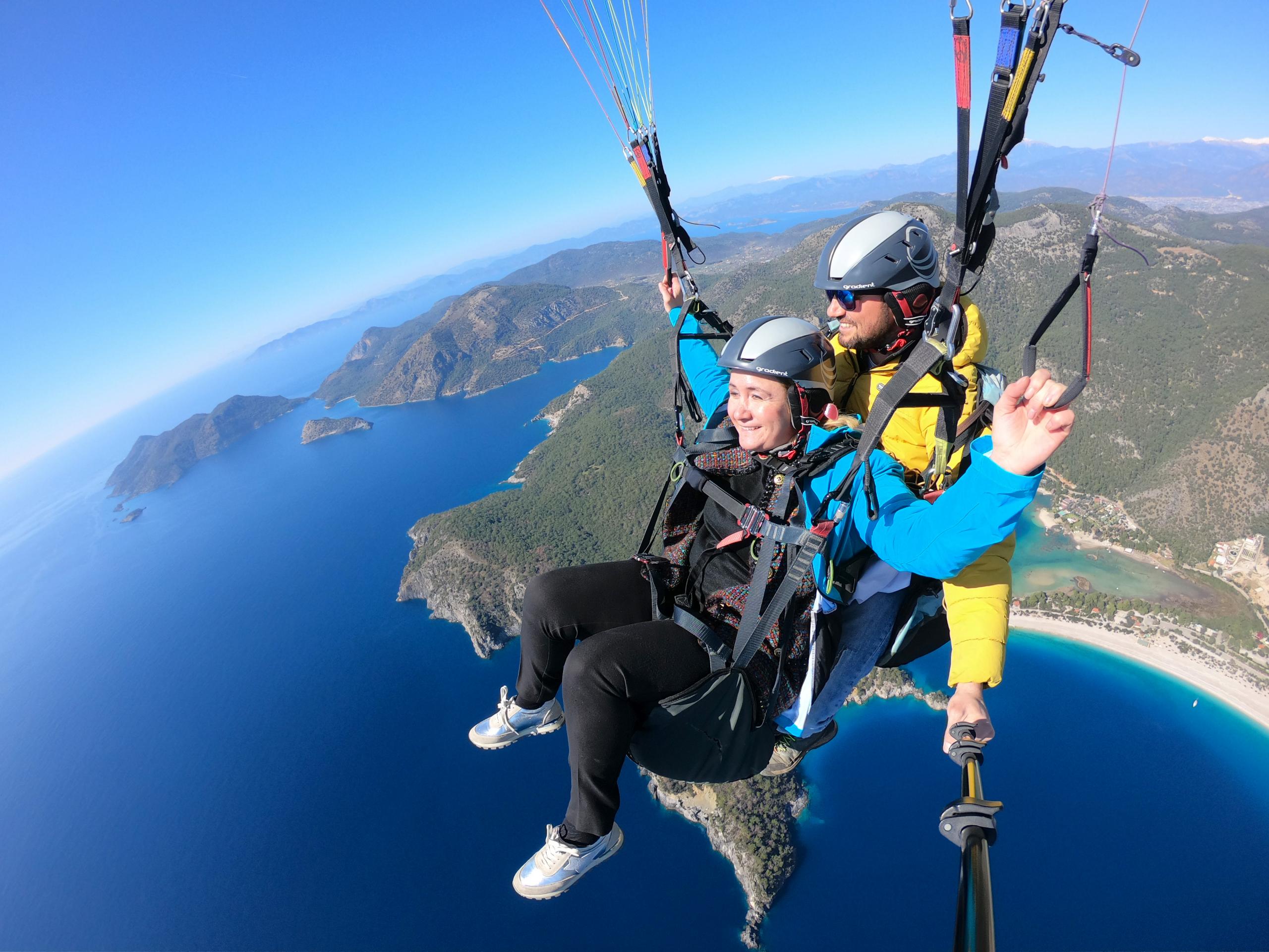 Görme engelli avukat, Ölüdeniz semalarında yamaç paraşütü keyfi yaşadı