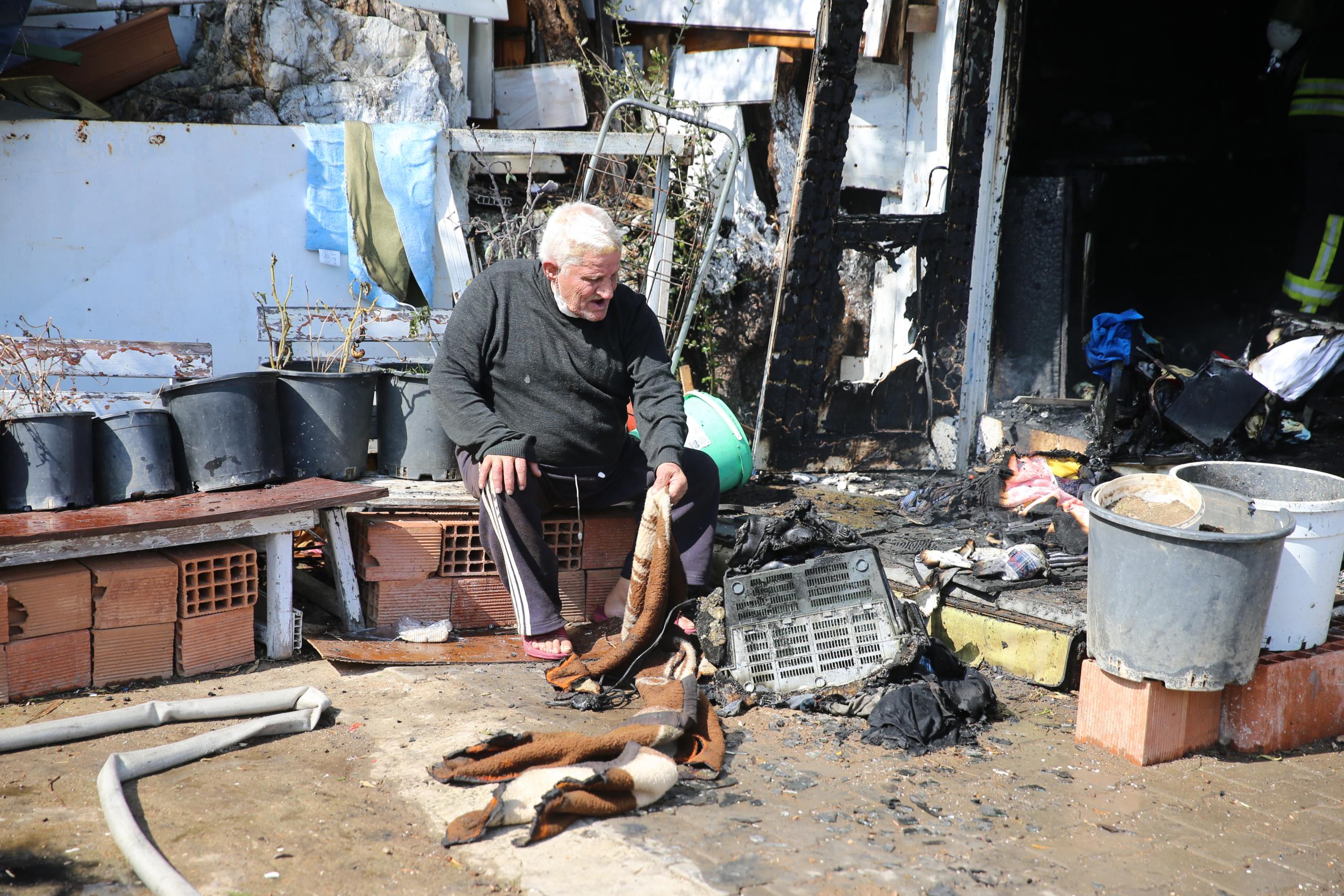 barakasında çıkan yangında yaralandı