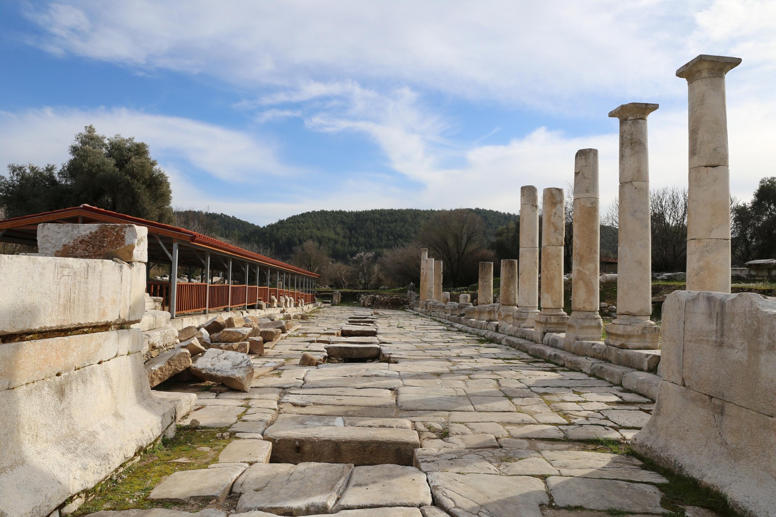 STRATONİKEİA’DA KAÇAK KAZIYA SUÇÜSTÜ